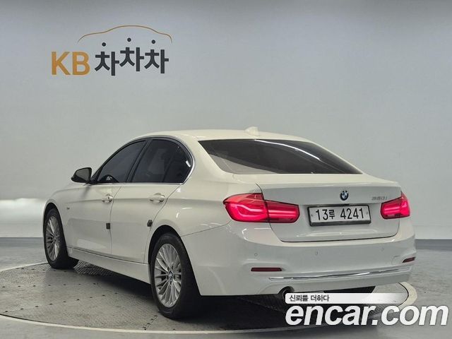 BMW 3-Series 320i Luxury