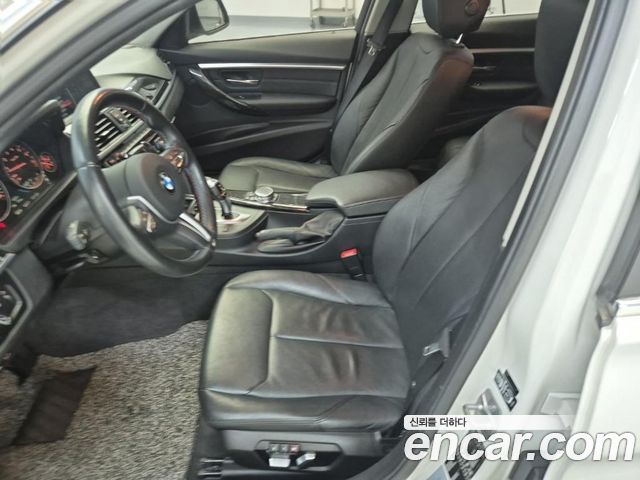 BMW 3-Series 320i Luxury