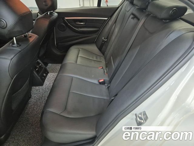 BMW 3-Series 320i Luxury