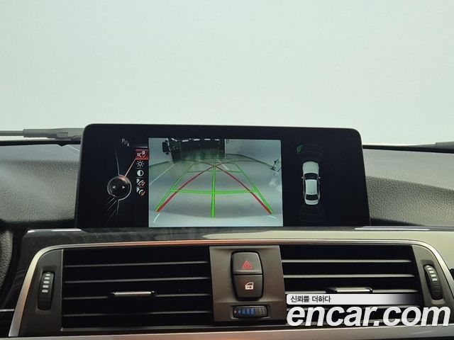 BMW 3-Series 320i Luxury