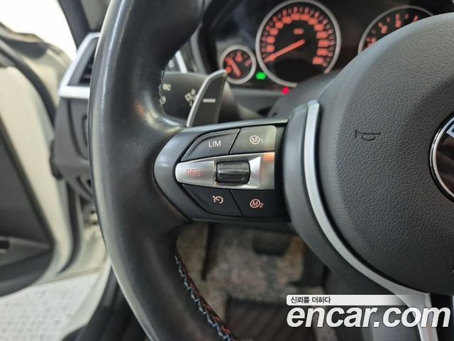 BMW 3-Series 320i Luxury