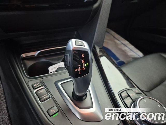 BMW 3-Series 320i Luxury