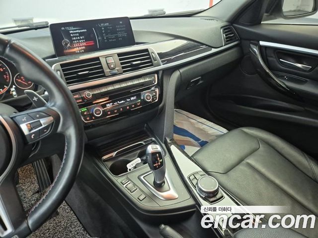 BMW 3-Series 320i Luxury