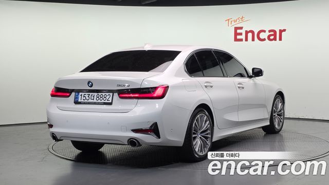 BMW 3-Series 320i Luxury