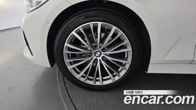 BMW 3-Series 320i Luxury