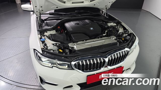 BMW 3-Series 320i Luxury