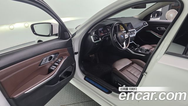 BMW 3-Series 320i Luxury