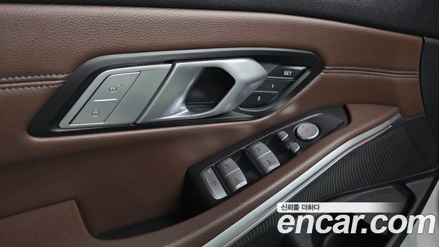 BMW 3-Series 320i Luxury