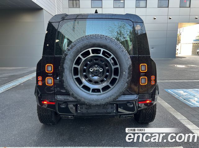 Land Rover Defender 110 P635 Octa Black