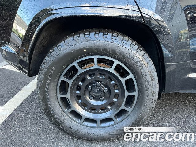 Land Rover Defender 110 P635 Octa Black