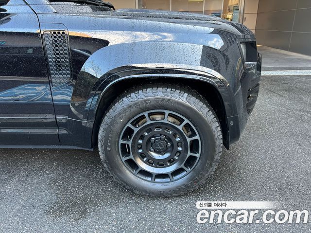 Land Rover Defender 110 P635 Octa Black