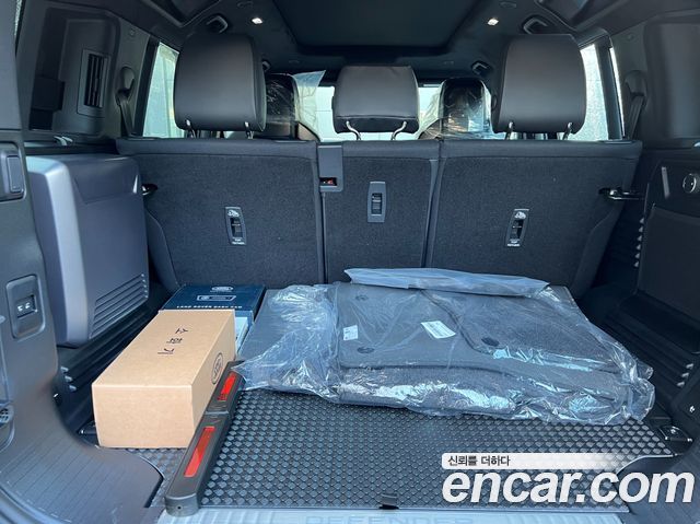 Land Rover Defender 110 P635 Octa Black