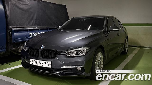 BMW 3-Series 320i Luxury