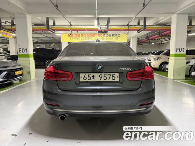 BMW 3-Series 320i Luxury