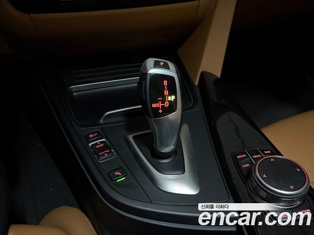 BMW 3-Series 320i Luxury