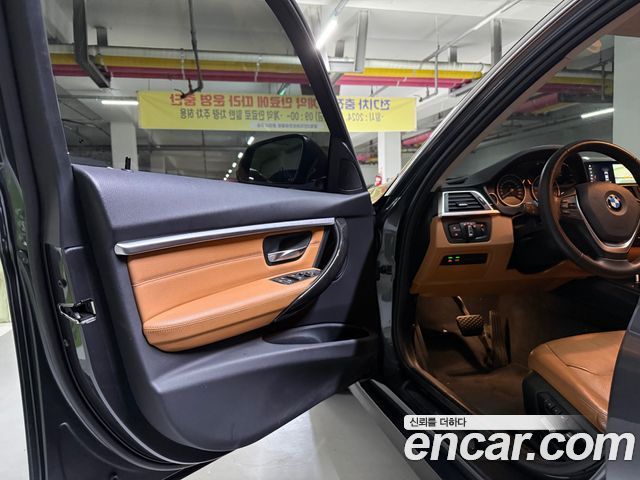 BMW 3-Series 320i Luxury