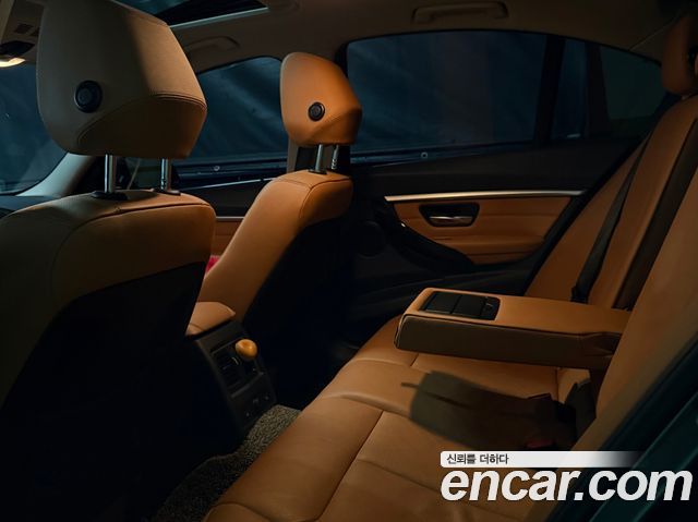 BMW 3-Series 320i Luxury