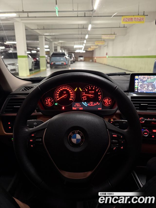 BMW 3-Series 320i Luxury