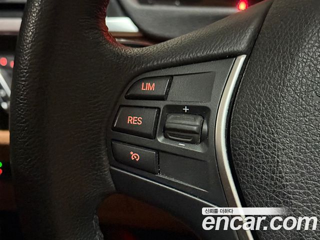 BMW 3-Series 320i Luxury