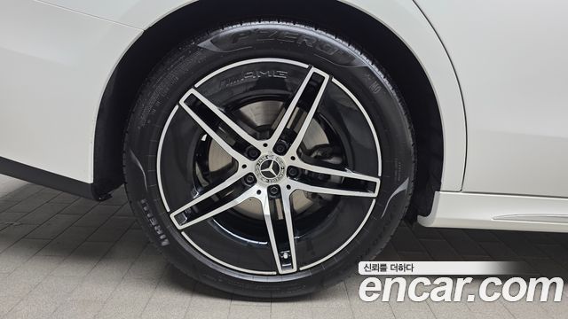Mercedes-Benz E-Class E300 4MATIC AMG Line