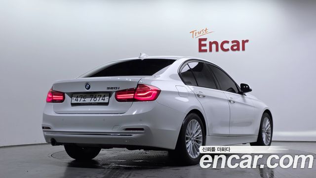 BMW 3-Series 320i Luxury