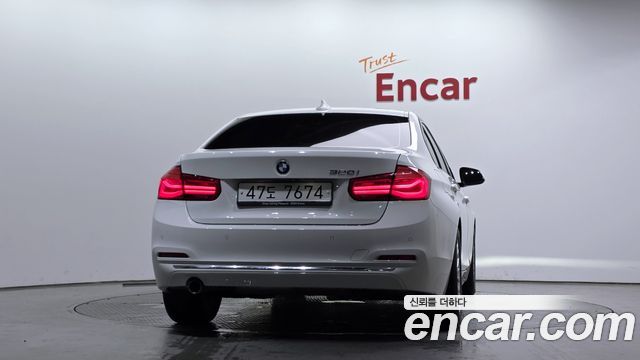 BMW 3-Series 320i Luxury