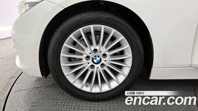 BMW 3-Series 320i Luxury