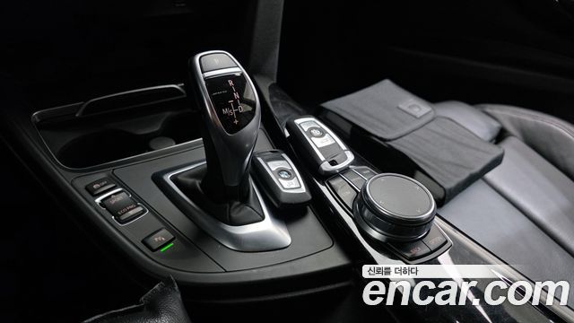 BMW 3-Series 320i Luxury