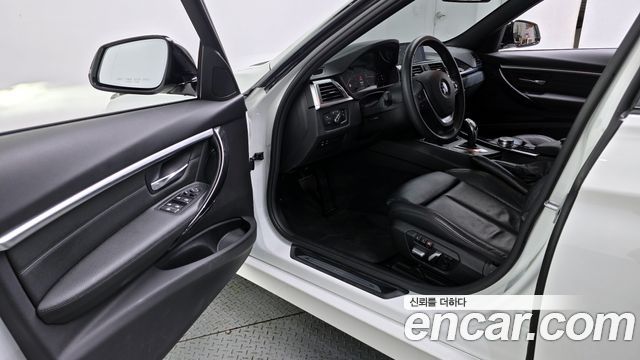 BMW 3-Series 320i Luxury