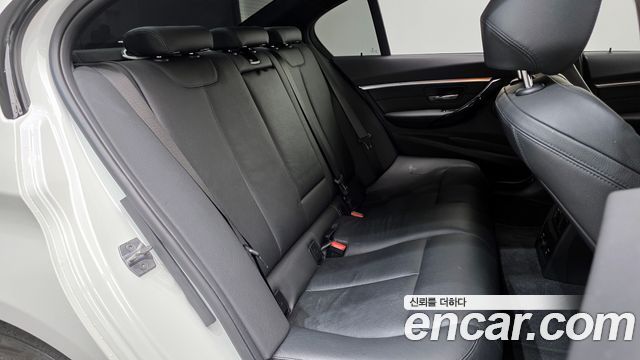 BMW 3-Series 320i Luxury