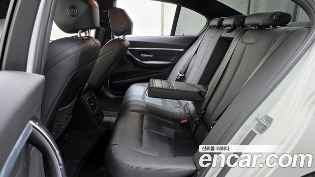 BMW 3-Series 320i Luxury