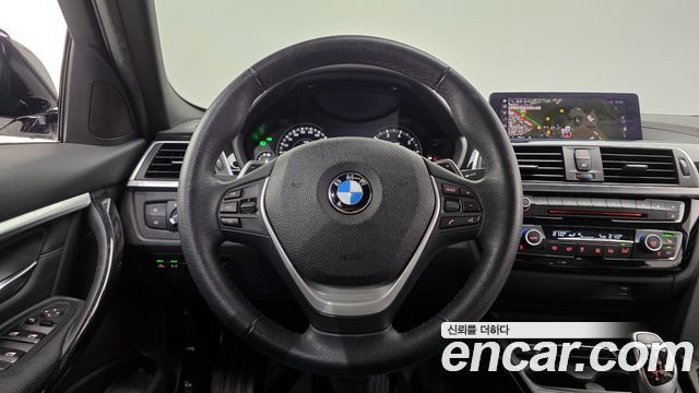 BMW 3-Series 320i Luxury