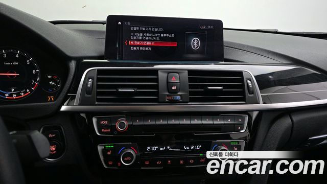 BMW 3-Series 320i Luxury