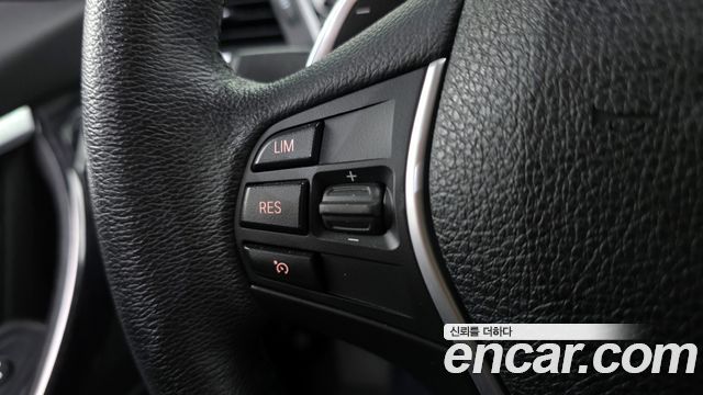 BMW 3-Series 320i Luxury
