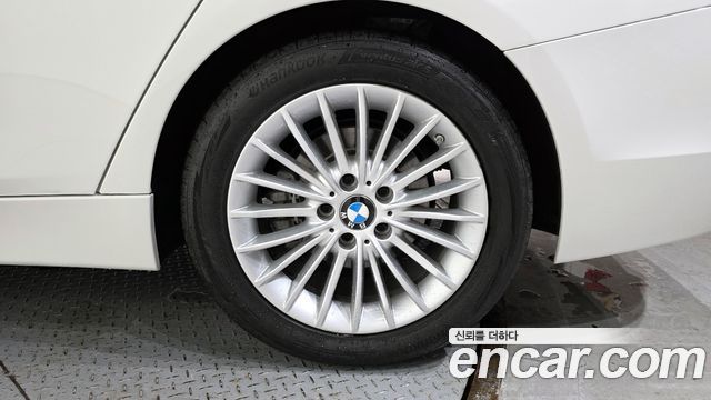BMW 3-Series 320i Luxury