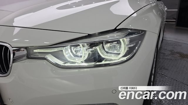 BMW 3-Series 320i Luxury