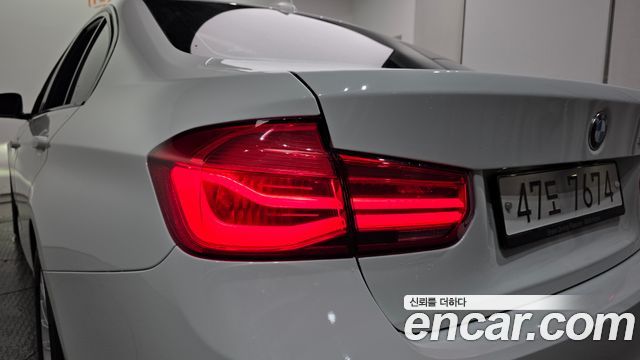BMW 3-Series 320i Luxury