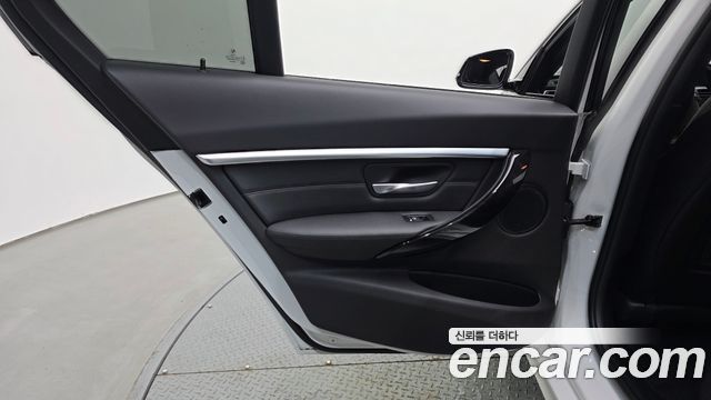 BMW 3-Series 320i Luxury