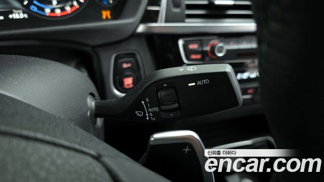 BMW 3-Series 320i Luxury
