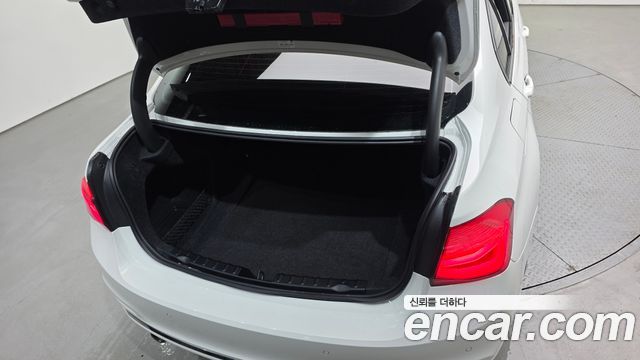 BMW 3-Series 320i Luxury