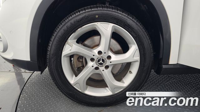 Mercedes-Benz GLA-Class GLA220