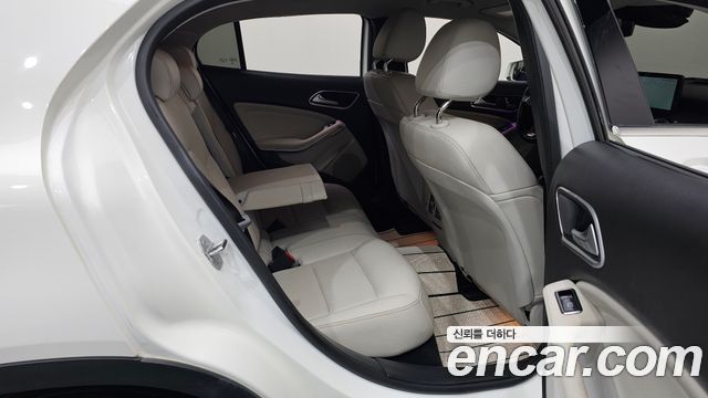 Mercedes-Benz GLA-Class GLA220