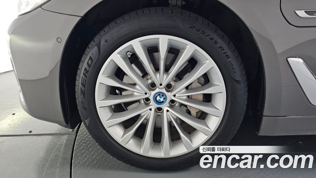 BMW 5-Series 530e Luxury