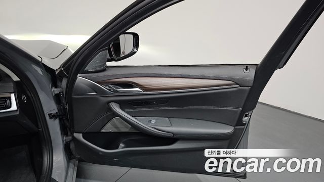 BMW 5-Series 530e Luxury