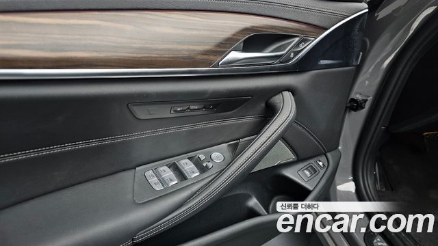 BMW 5-Series 530e Luxury
