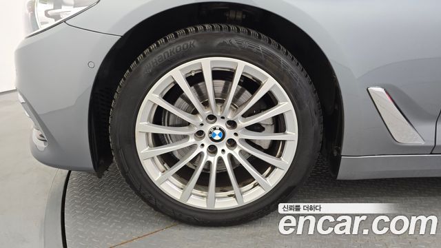 BMW 5-Series 520i Luxury