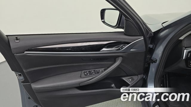 BMW 5-Series 520i Luxury