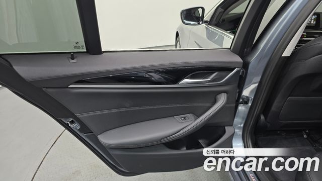 BMW 5-Series 520i Luxury
