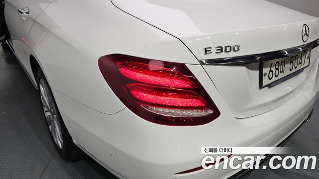 Mercedes-Benz E-Class E300 4MATIC Exclusive