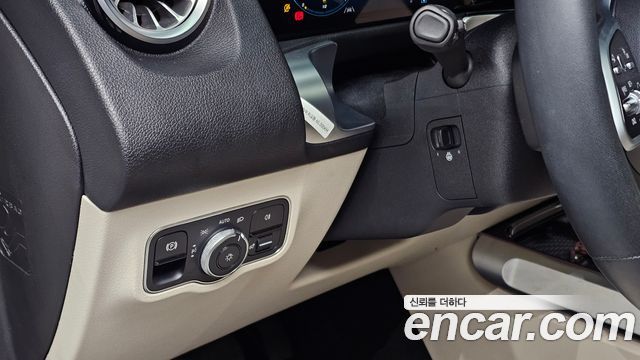Mercedes-Benz GLB-Class GLB220